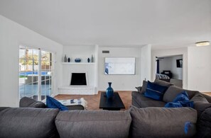 Fernseher, Kamin, Tischfußball