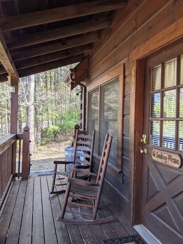 Honey Bear Cabin~Easy Drive!~5 Mins. to Parkway!~Hot Tub & Gas BBQ!