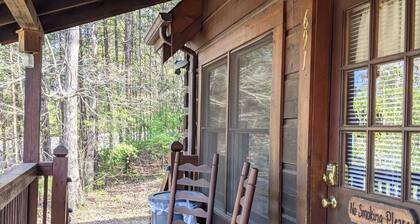 Honey Bear Cabin~Easy Drive!~5 Mins. to Parkway!~Hot Tub & Gas BBQ!