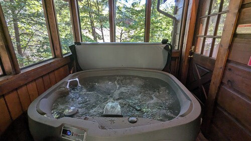 Honey Bear Cabin~Easy Drive!~5 Mins. to Parkway!~Hot Tub & Gas BBQ!