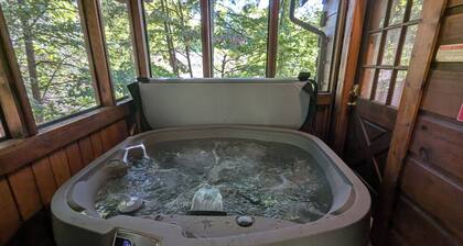 Honey Bear Cabin~Easy Drive!~5 Mins. to Parkway!~Hot Tub & Gas BBQ!