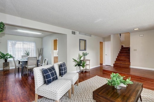 Looking for a vacation? Here you Go! Terrific Family Home with 4 Spacious Bed!!