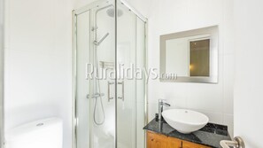 Bathtub, hair dryer, towels - Casa Holly Comares by Ruralidays (Málaga)