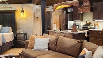 Smart TV, chimenea y libros