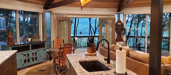 Deluxe Romantic Couples Retreat inside Big Canoe with Hot Tub!