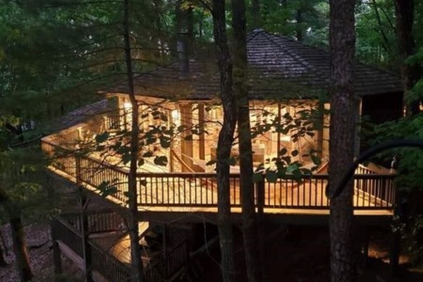 Stunning octagon cabin among the trees!