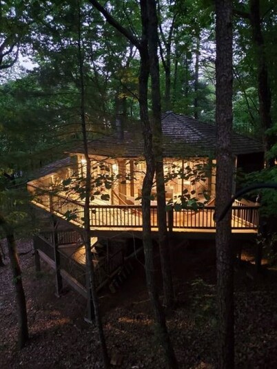 Romantic Retreat in the Treetops of Big Canoe with Hot Tub & Stunning Views!