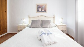 4 عدّة غرف نوم ومكواة/لوح كي وسرير سفر وواي فاي