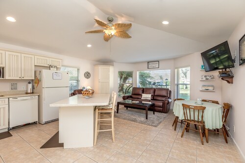 "Another Day in Paradise" Cozy, quaint 2-1 cottage in a serene relaxing setting