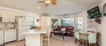 "Another Day in Paradise" Cozy, quaint 2-1 cottage in a serene relaxing setting
