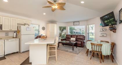 "Another Day in Paradise" Cozy, quaint 2-1 cottage in a serene relaxing setting