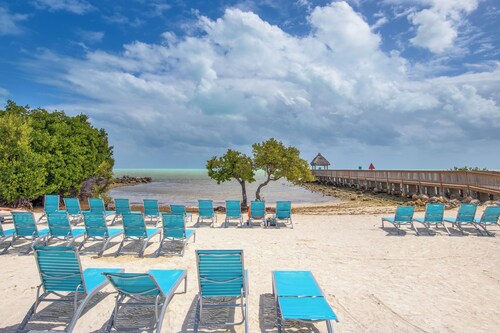 Oceanfront condo Ocean Pointe Suites. Swimming Pool, Beach.
