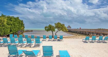 Oceanfront condo Ocean Pointe Suites. Swimming Pool, Beach.