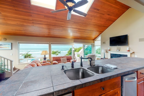 Oceanfront Home w/ Private Hot Tub, Ocean Views, Fireplace & Beach Access Path
