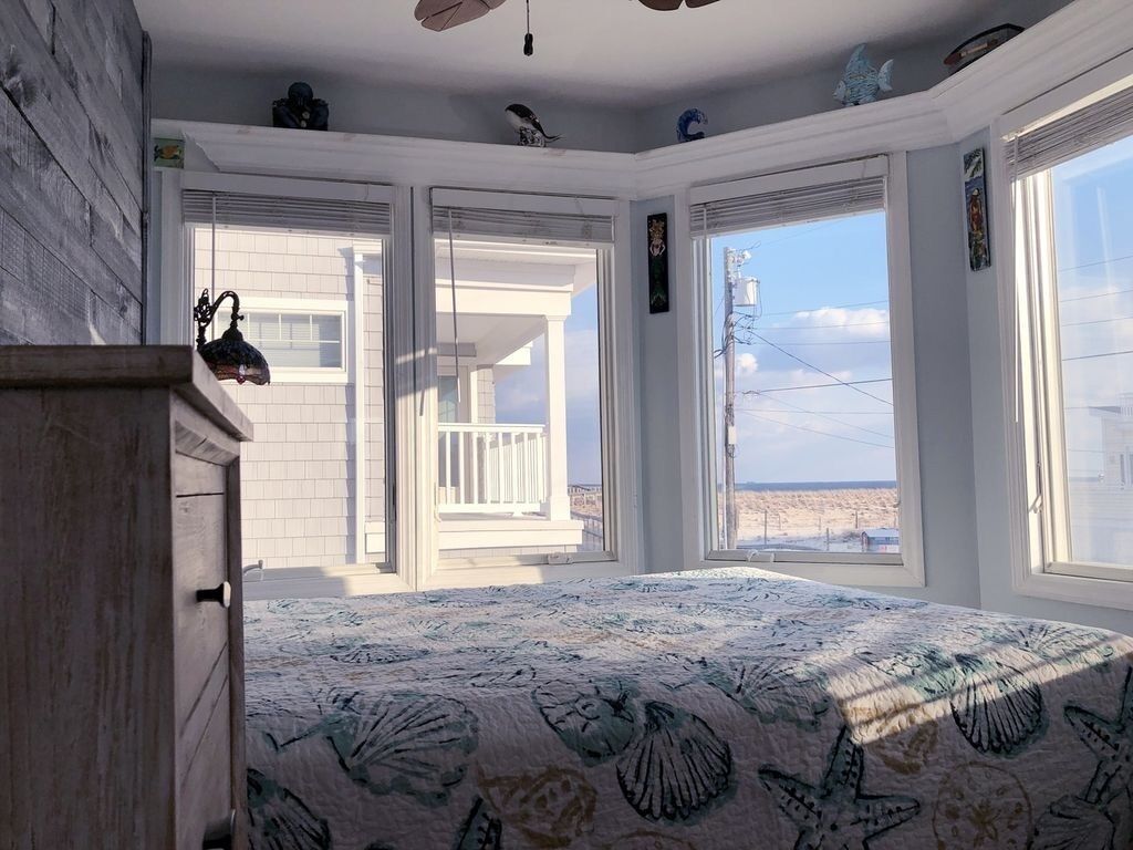 6 bedrooms, desk, iron/ironing board, travel crib