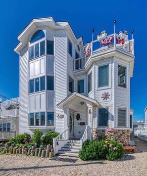 Exterior - 6 Bedroom Home 3rd off Beach with Ocean & Bay View HotTub +++ (Long Beach)
