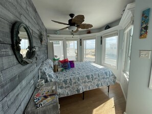 7 slaapkamers, een bureau, een strijkplank/strijkijzer, reisbedje