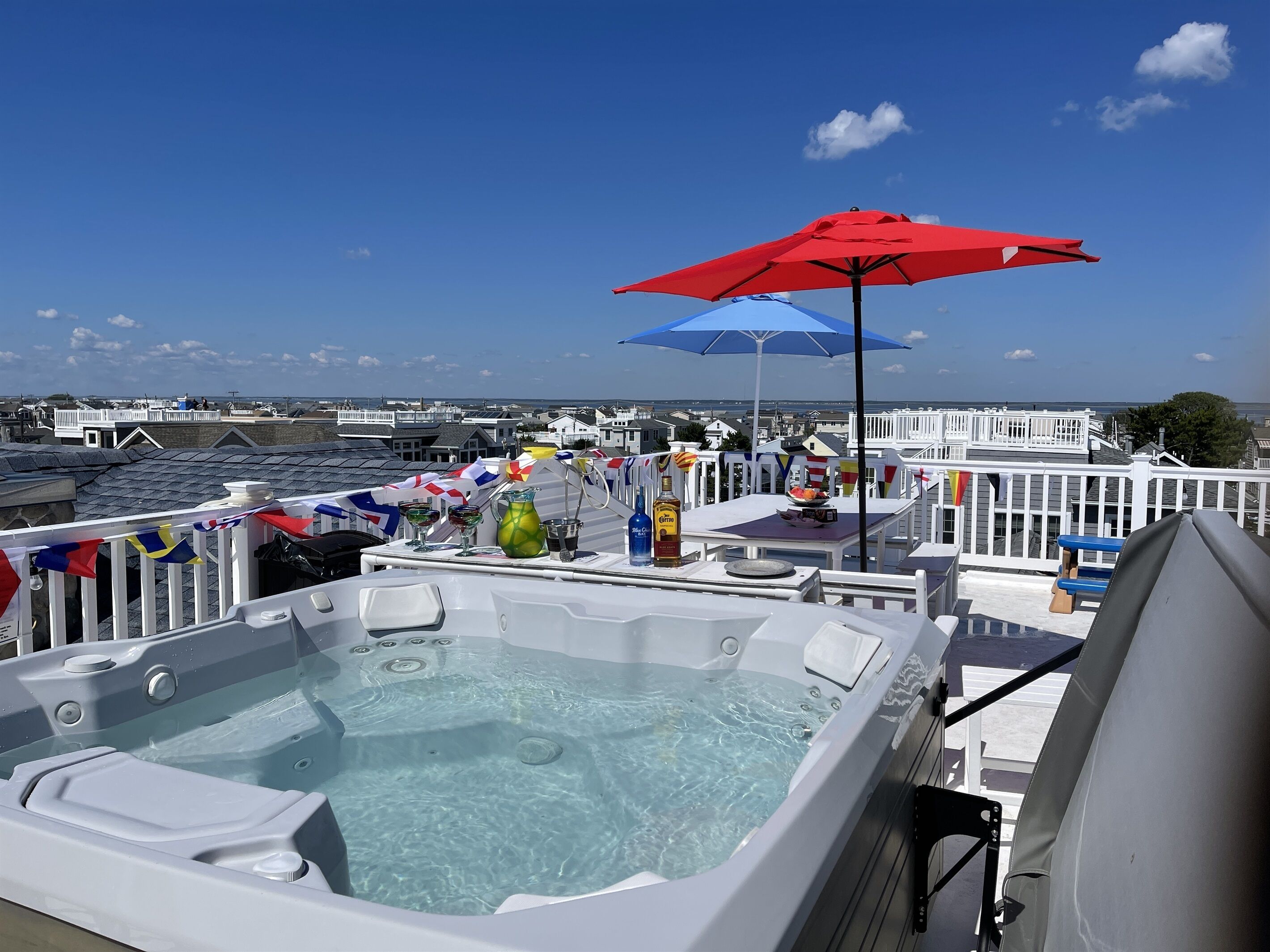 7 BRs w/Gourmet Kitchen & HotTub. Steps to Beach