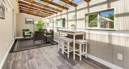 Charming Updated Retreat Walk to Lake Stevens!