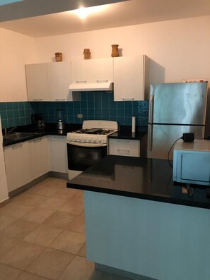 Réfrigérateur, micro-ondes, four, cafetière/bouilloire