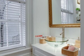 ヘアドライヤー、タオル、石鹸、トイレットペーパー