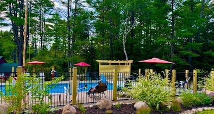Log Haven Cabin, Pool/AC/Fireplace,Steps to Loon Lake