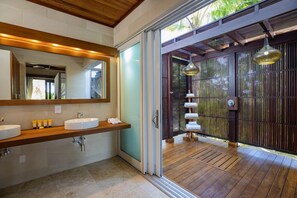 Badewanne, Haartrockner, Handtücher