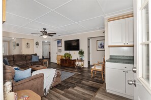 Smart TV, books, stereo - Adventure Awaits on Canal Front Lake Kerr in Beautiful Ocala National Forest! (Salt Springs)