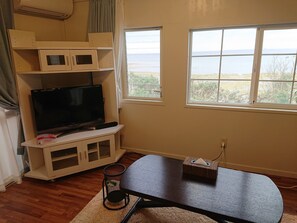 Casa de campo (Maribu Beach House) | Área de estar | TV LCD 32 polegadas com canais digitais, TV