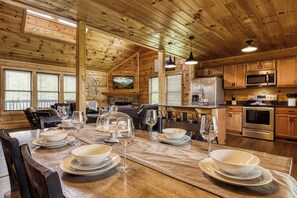 Fridge, microwave, oven, stovetop - Family Fun! Kids Mini Cabin Bunk Room- Sleeps 12, Hot Tub, Mtn Views, Pool Table (Sevierville)