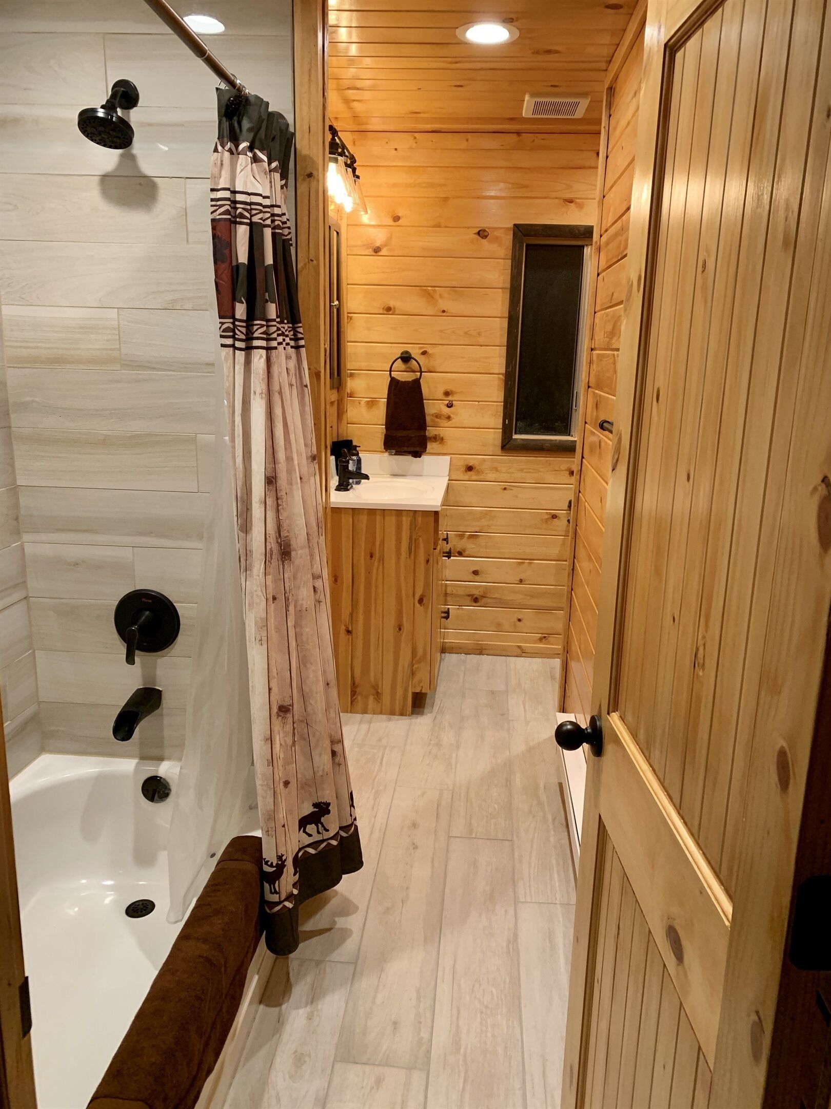 Combined shower/tub, hair dryer, bidet, towels