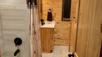 Combined shower/tub, hair dryer, bidet, towels