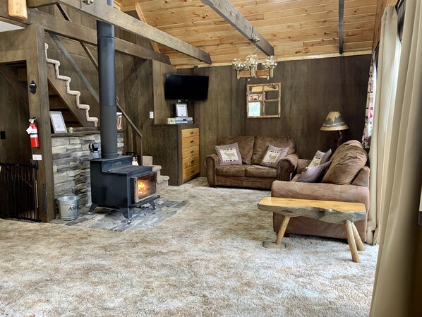 Televisio, takka, DVD-soitin, pöytäjalkapallopöytä