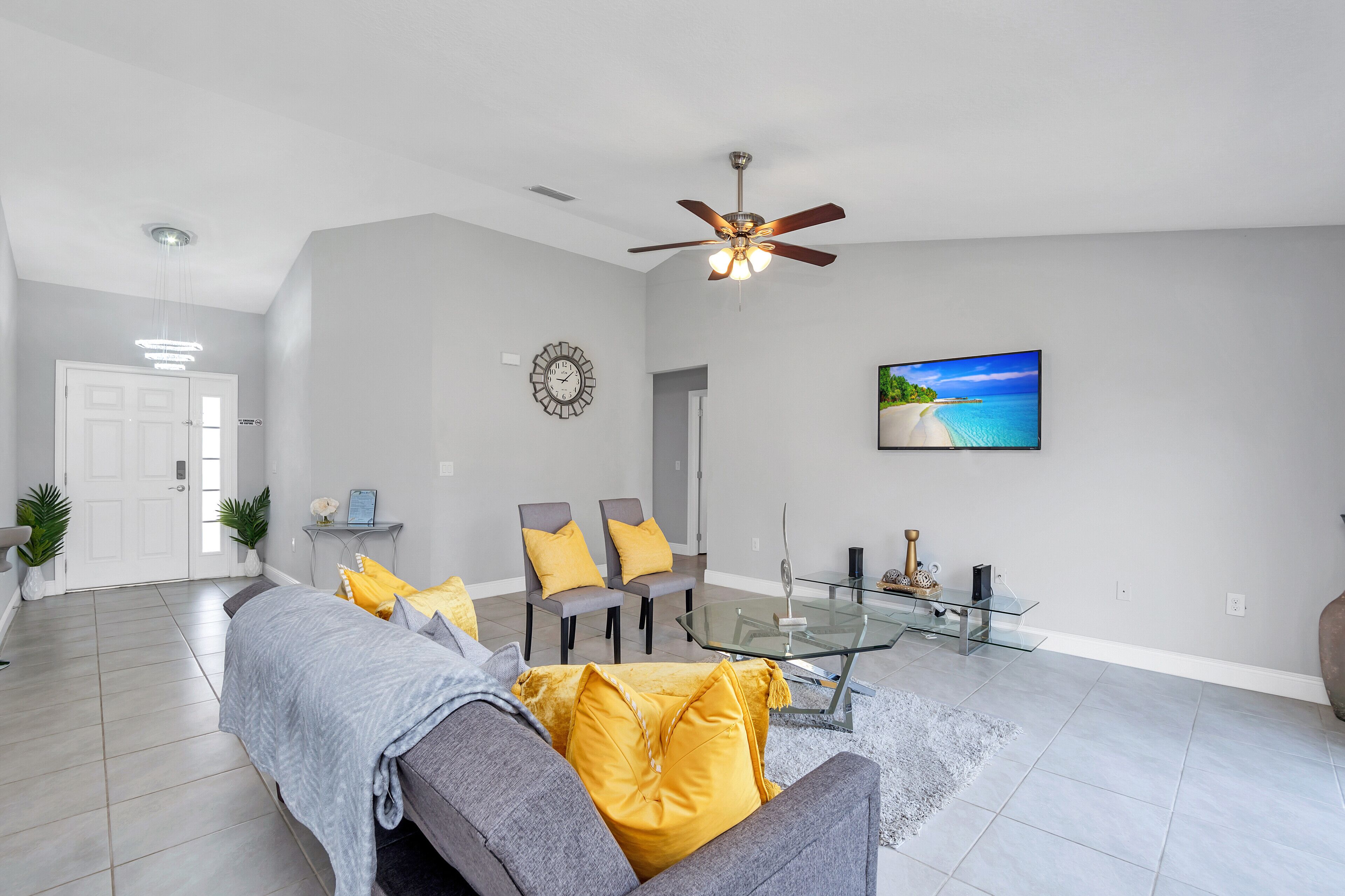 THE MODERN OASIS - SPACIOUS 4 BDRM VACATION HOME. MINS. FROM DISNEY. 