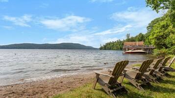 Plage à proximité, chaises longues