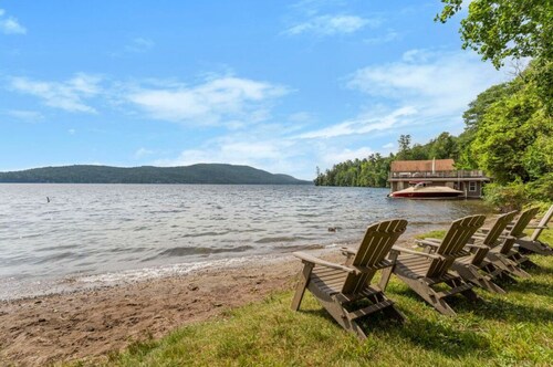 Cozy, pet friendly, newly renovated chalet home with shared beach & water views