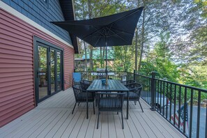 Outdoor dining - 	Lake George Chalet • Beach Access • Fire Pit • Sleeps 8• Pet friendly (Lake George)
