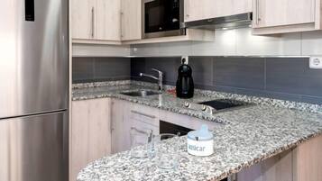 Een koelkast, een magnetron, een oven, een kinderstoel