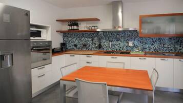 Kühlschrank, Mikrowelle, Ofen, Geschirrspüler