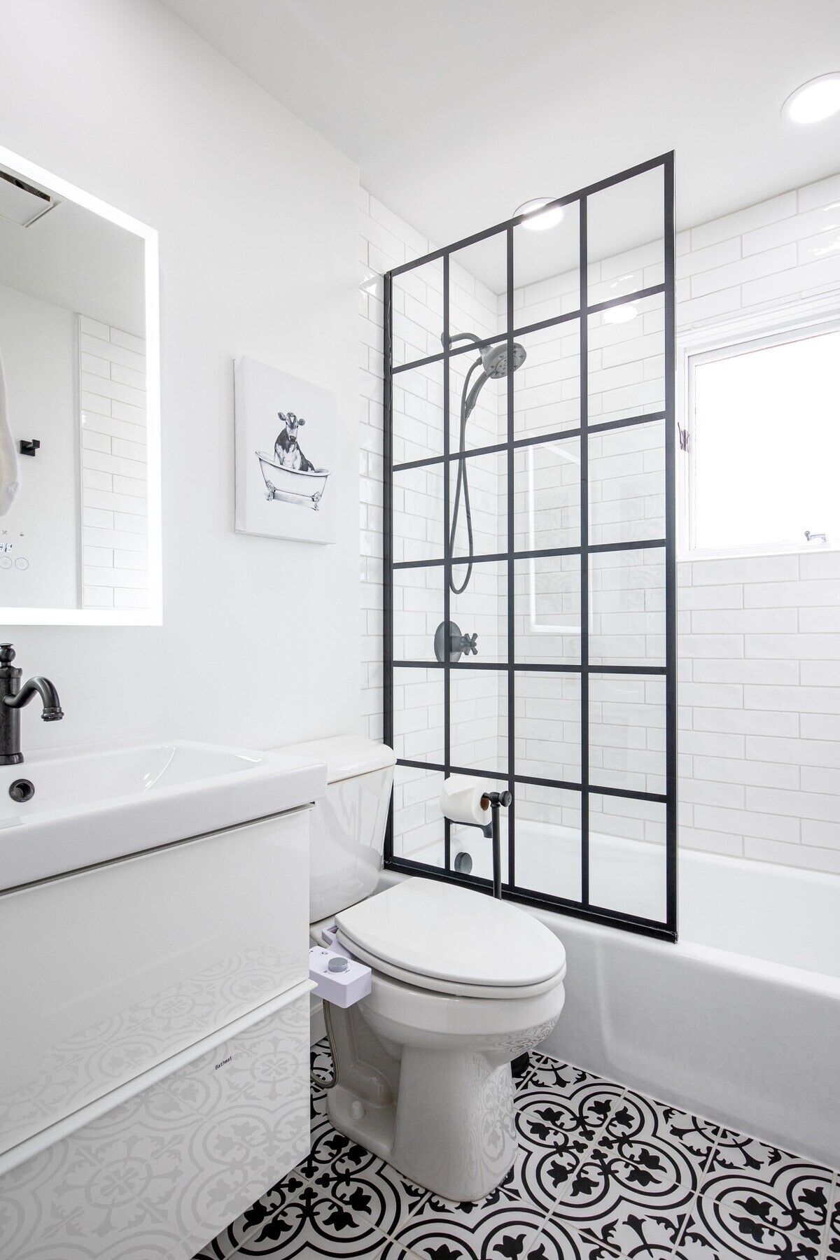 Combined shower/bathtub, hair dryer, towels