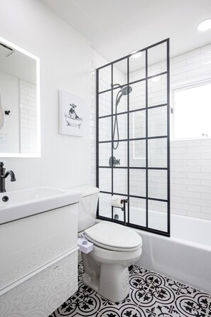 Combined shower/tub, hair dryer, towels