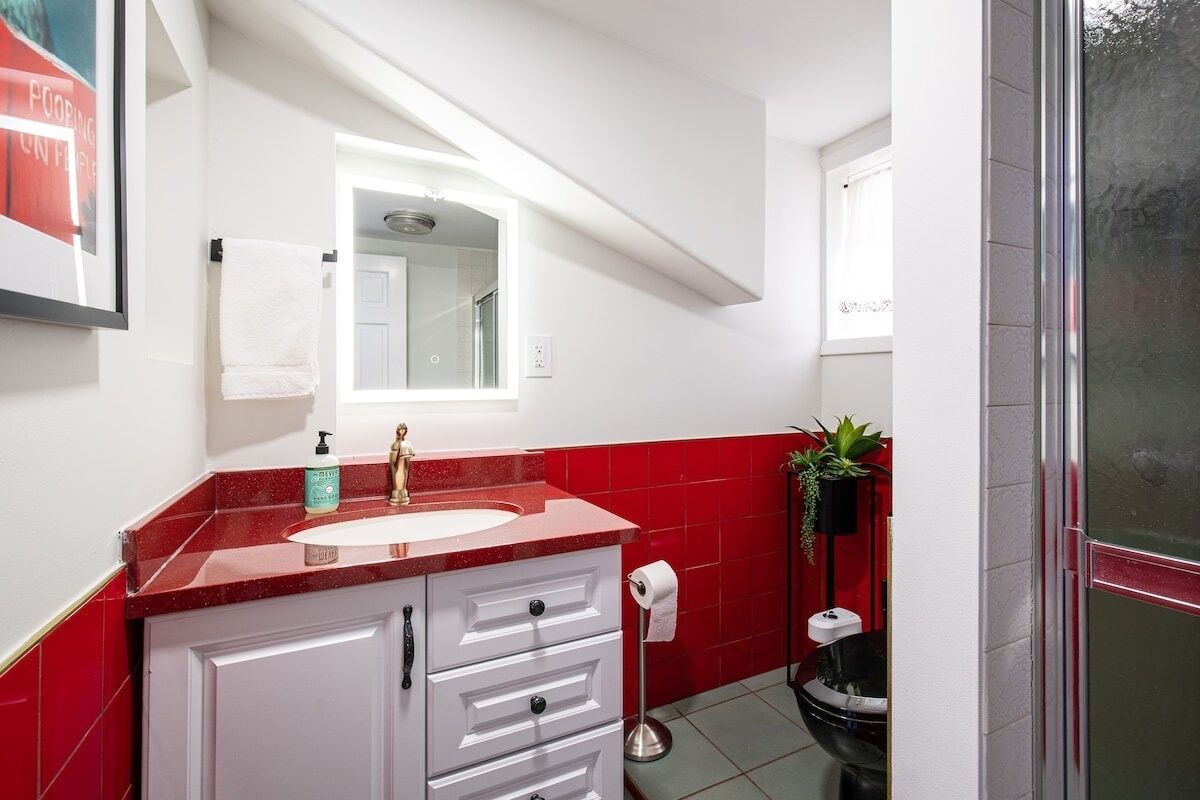 Combined shower/bathtub, hair dryer, towels