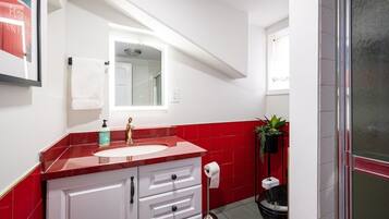 シャワー付き浴槽、ヘアドライヤー、タオル