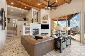 Smart TV, chimenea, futbolito y libros 