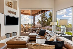 Smart TV, chimenea, futbolito y libros 