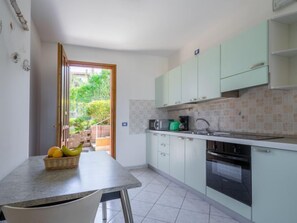 Kühlschrank, Ofen, Hochstuhl, Kochgeschirr/Geschirr/Besteck