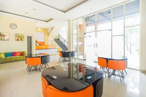 Coin salon dans le hall