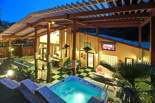 Skyhill Oasis with Hot Tub – Walk to Universal