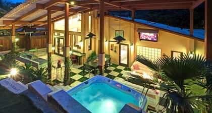 Skyhill Oasis with Hot Tub – Walk to Universal