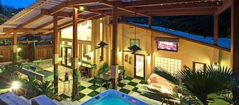 Skyhill Oasis with Hot Tub – Walk to Universal